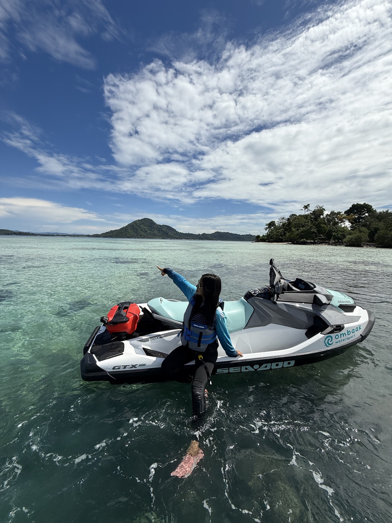 Peserta menikmati trip jetski Ombaak di perairan Lampung