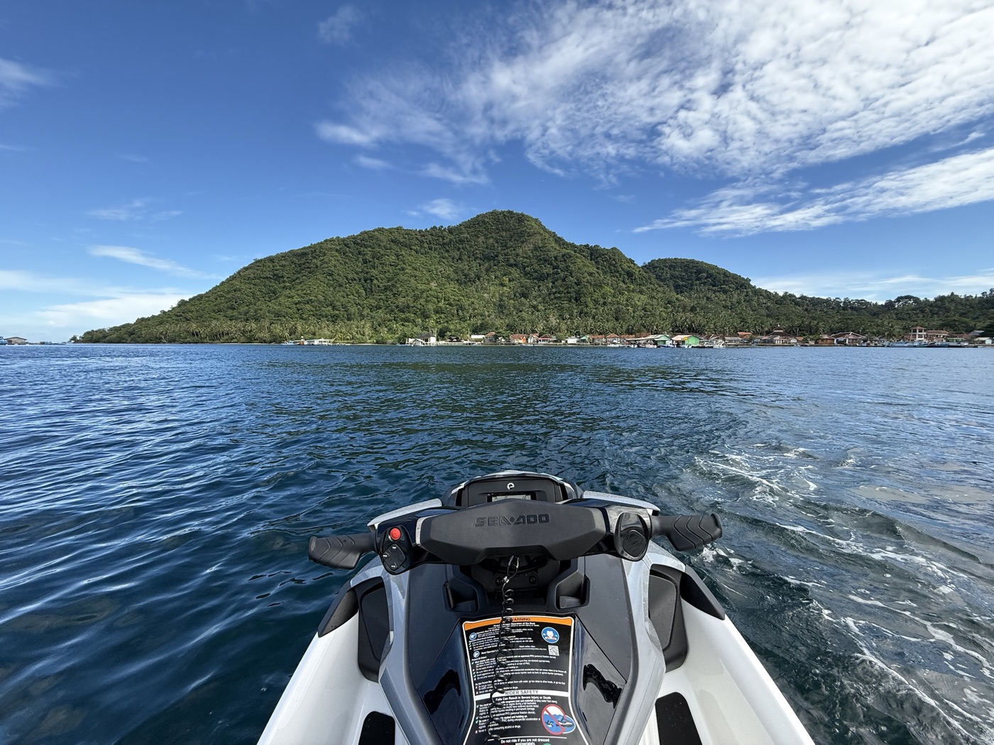 Pemandangan pesisir dari sudut pandang pengendara jetski Ombaak