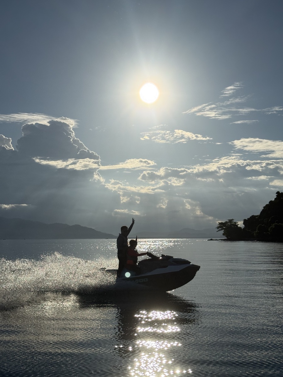 Aksi jetski Ombaak saat matahari sore di laut