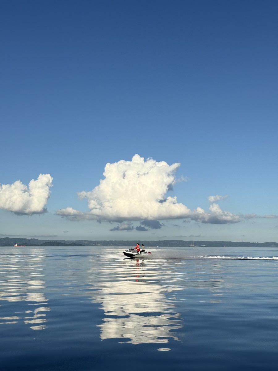 Perjalanan jetski Ombaak di laut yang tenang